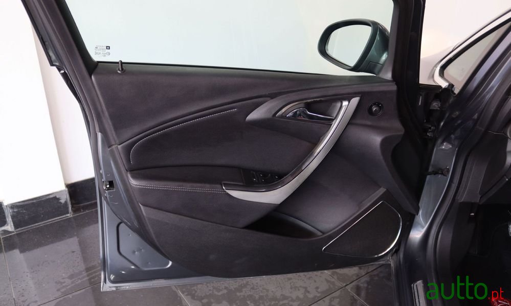 2011' Opel Astra Sports Tourer photo #6