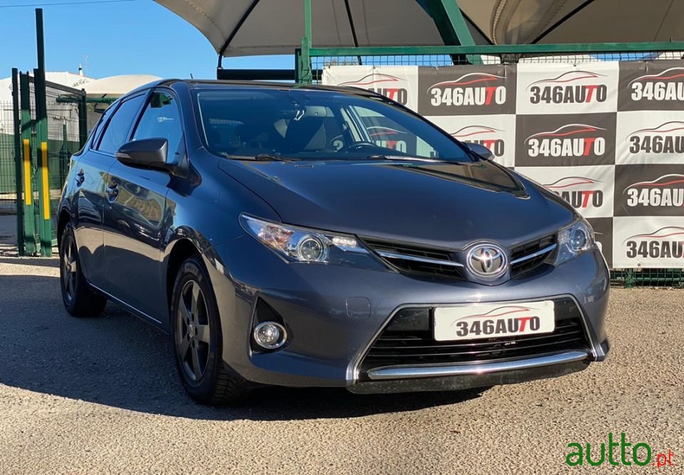 2015' Toyota Auris photo #1