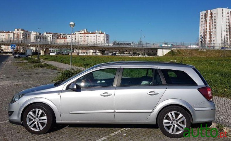 2008' Opel Astra Caravan photo #2