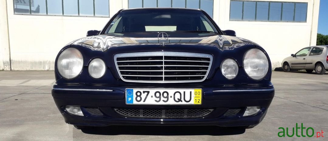 2000' Mercedes-Benz E-220 photo #2