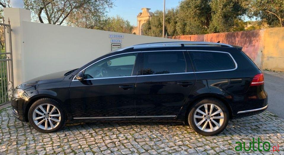 2011' Volkswagen Passat Variant photo #1