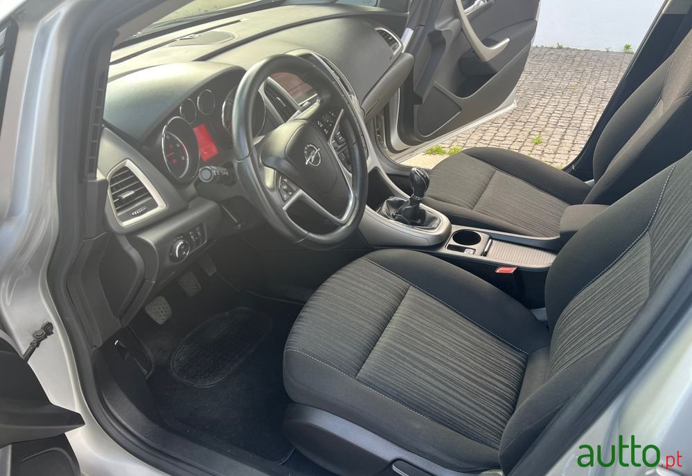 2011' Opel Astra Sports Tourer photo #5