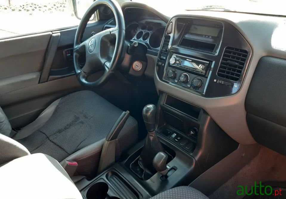 2000' Mitsubishi Pajero photo #5