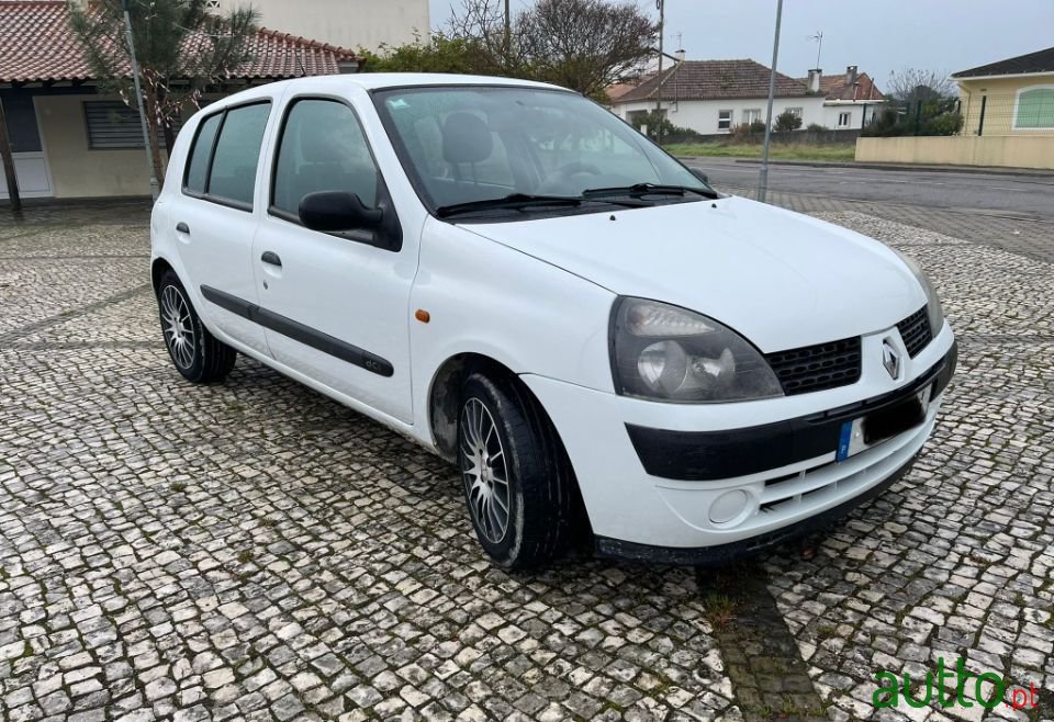 2002' Renault Clio photo #2