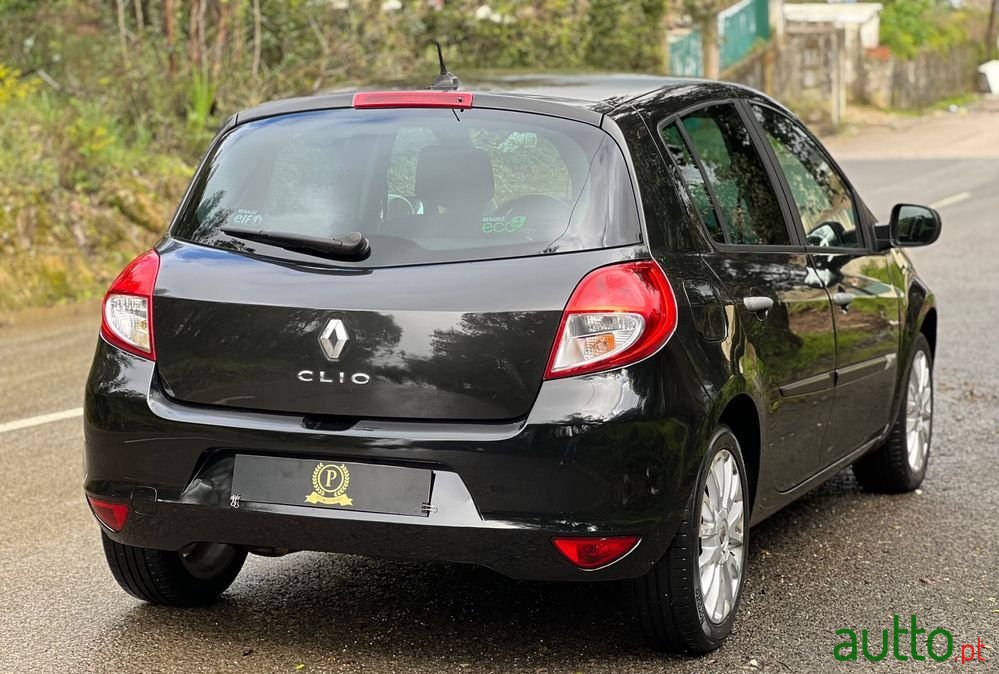 2011' Renault Clio photo #5