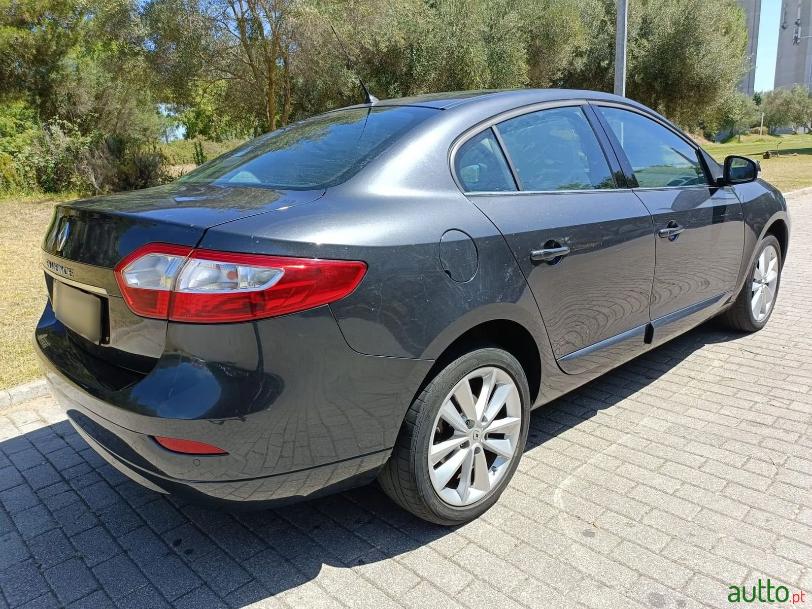 2011' Renault Fluence photo #5