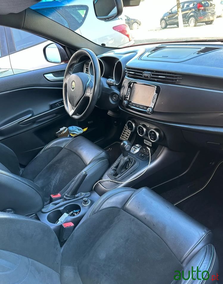 2014' Alfa Romeo Giulietta photo #4