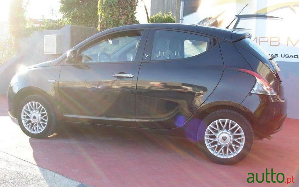 2013' Lancia Ypsilon photo #1