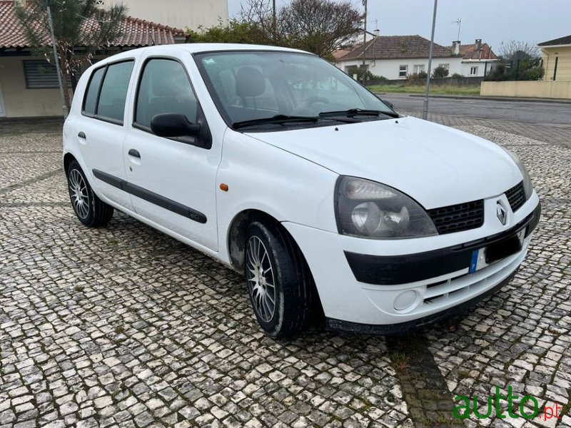 2002' Renault Clio photo #2