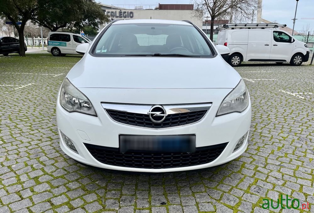 2011' Opel Astra Sports Tourer photo #2