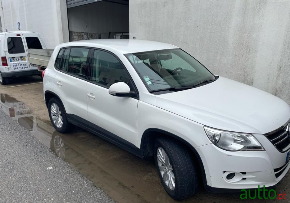 2011' Volkswagen Tiguan photo #3