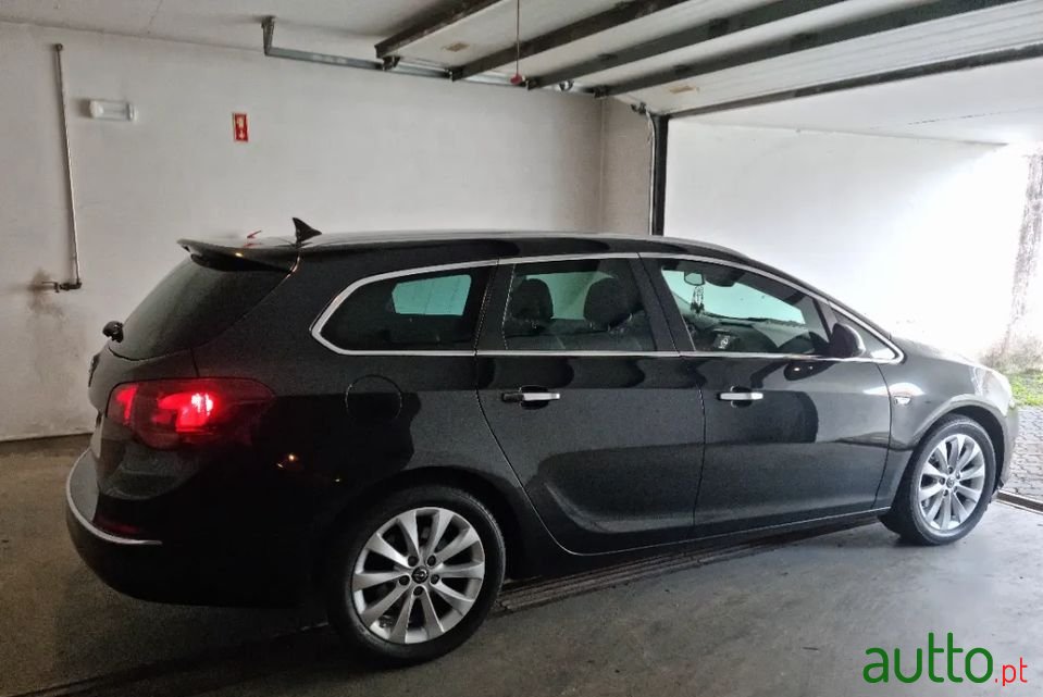 2012' Opel Astra Sports Tourer photo #3