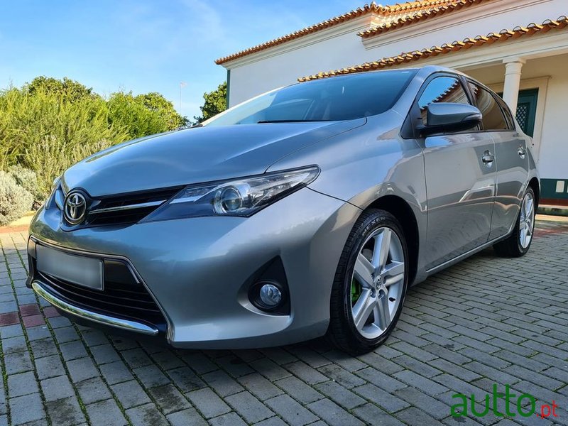 2013' Toyota Auris photo #1