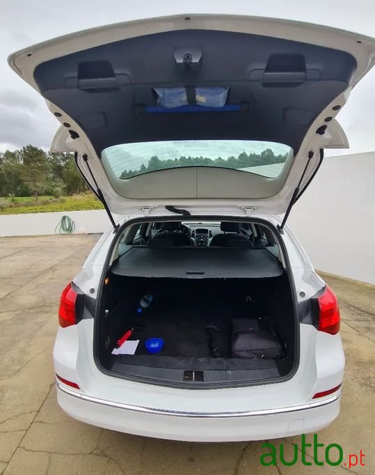 2014' Opel Astra Sports Tourer photo #4