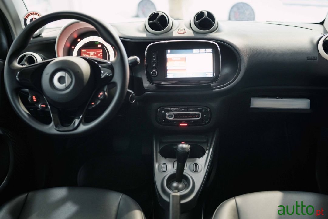2019' Smart Fortwo photo #2