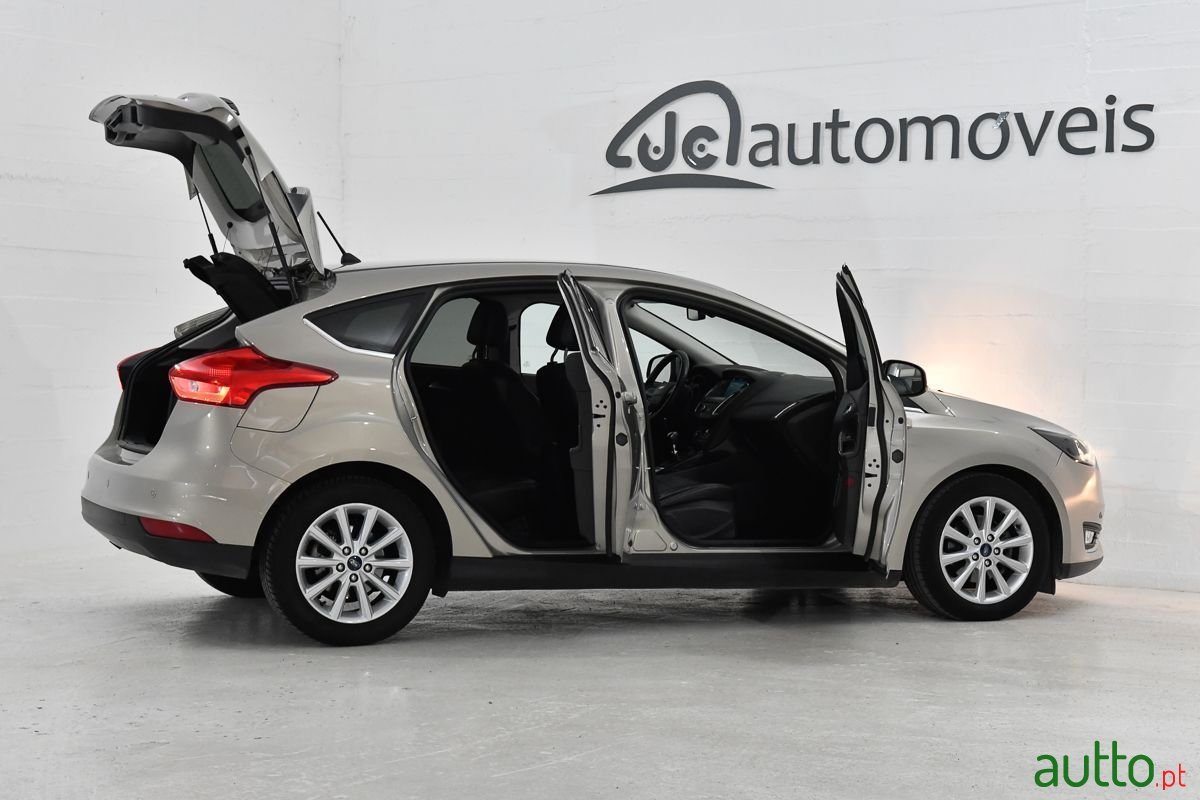 2017' Ford Focus photo #6