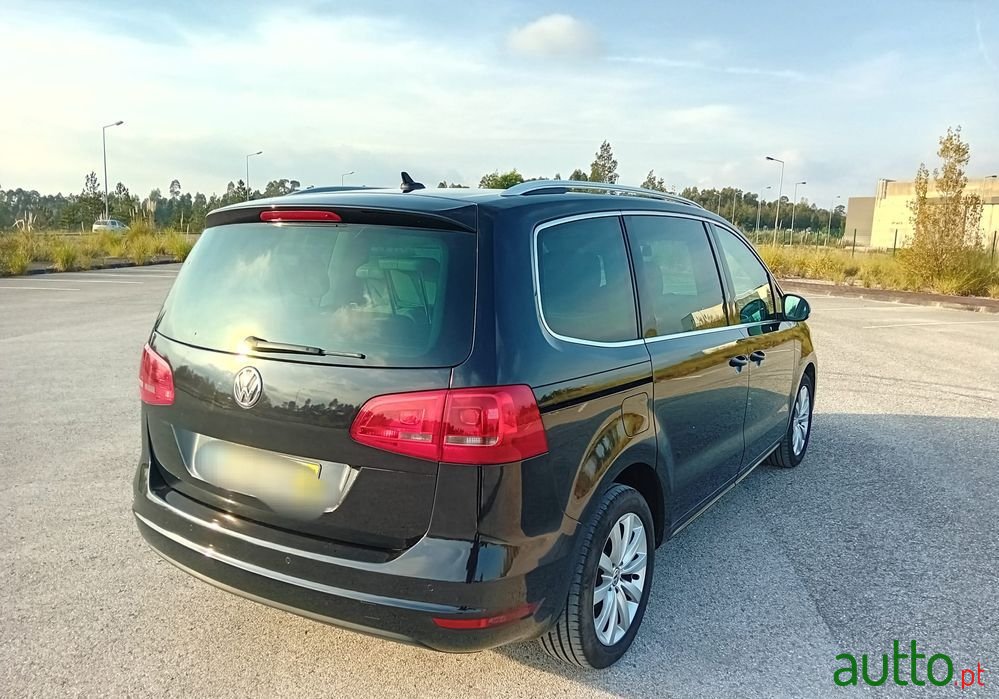 2011' Volkswagen Sharan 2.0 Tdi Highline photo #2