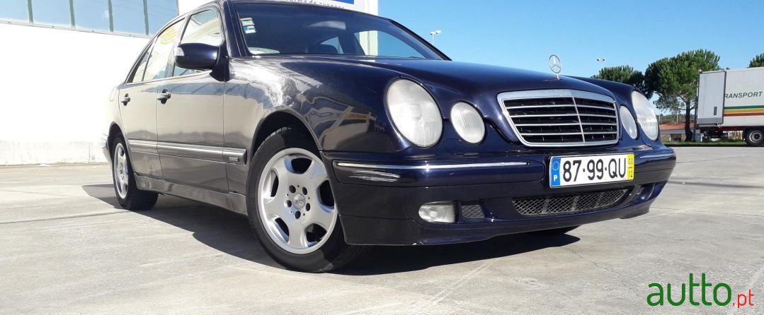 2000' Mercedes-Benz E-220 photo #3