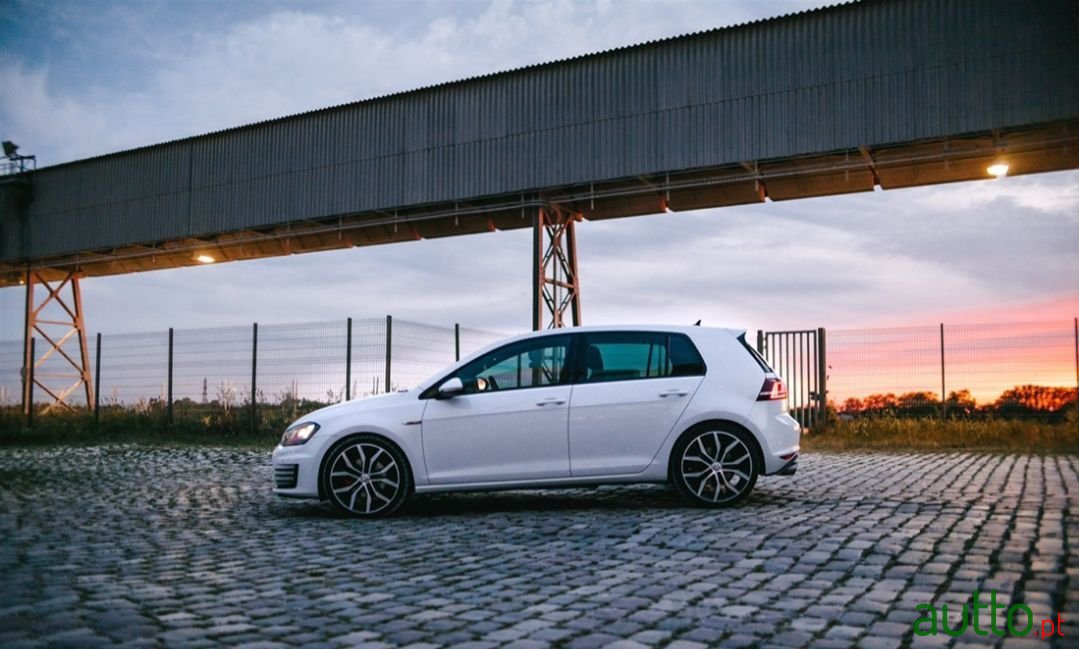 2014' Volkswagen Golf photo #6