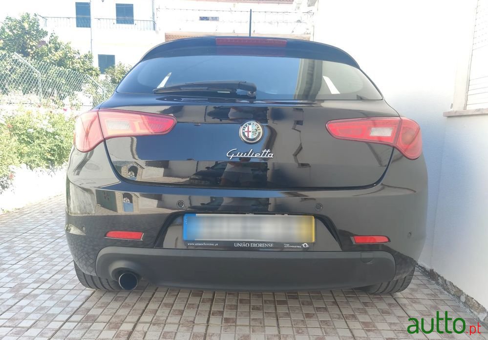 2010' Alfa Romeo Giulietta photo #3