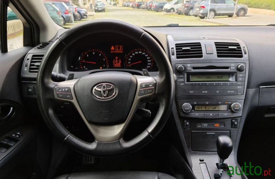 2010' Toyota Avensis Sw photo #2