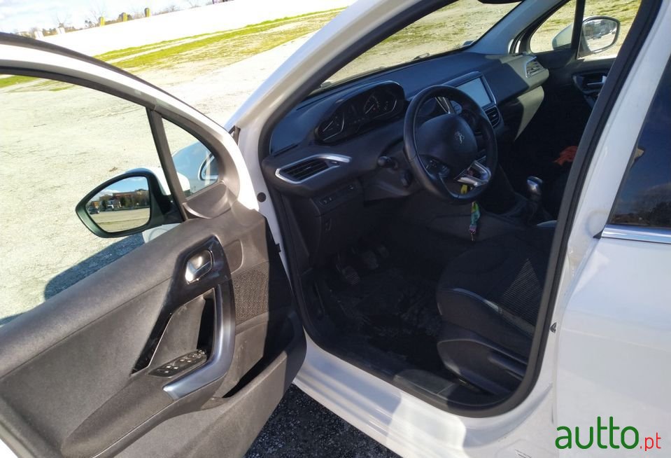 2012' Peugeot 208 photo #2