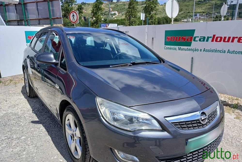 2011' Opel Astra Sports Tourer photo #3