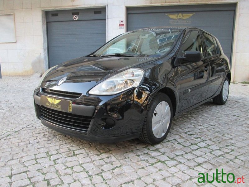 2012' Renault Clio photo #3