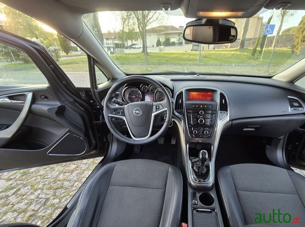 2011' Opel Astra 1.9 Cdti Cosmo photo #4