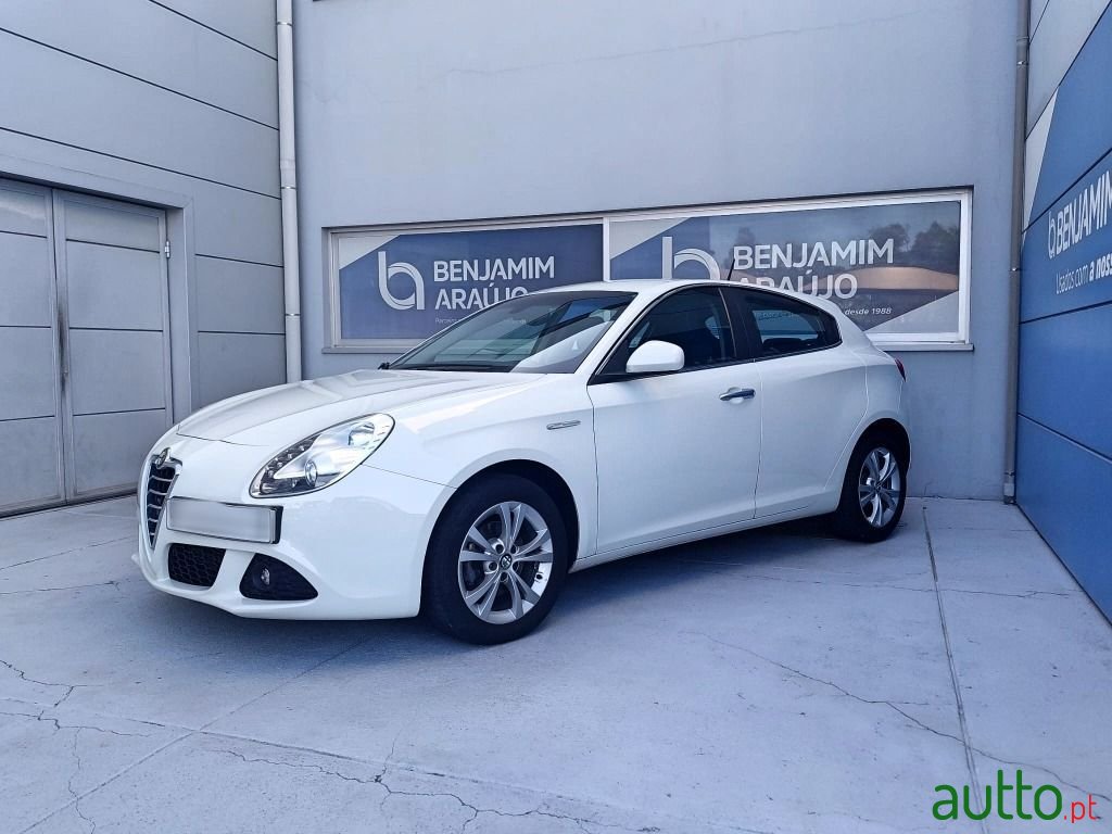 2013' Alfa Romeo Giulietta photo #4