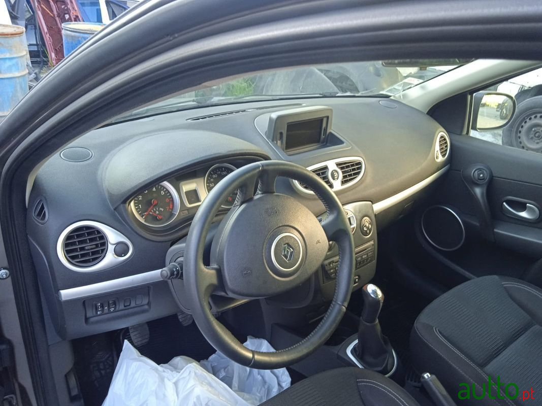 2011' Renault Clio photo #6