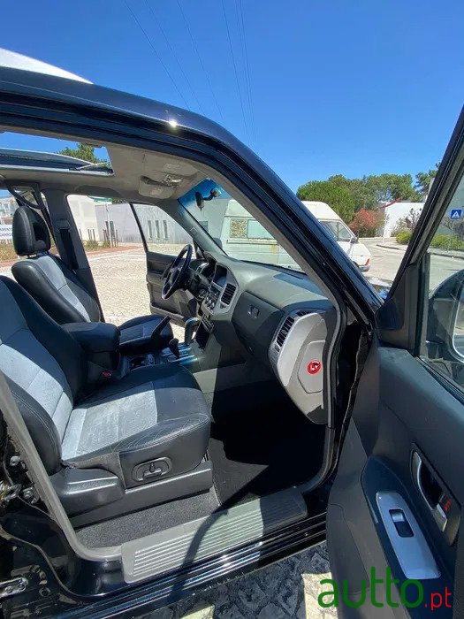 2015' Mitsubishi Pajero photo #2