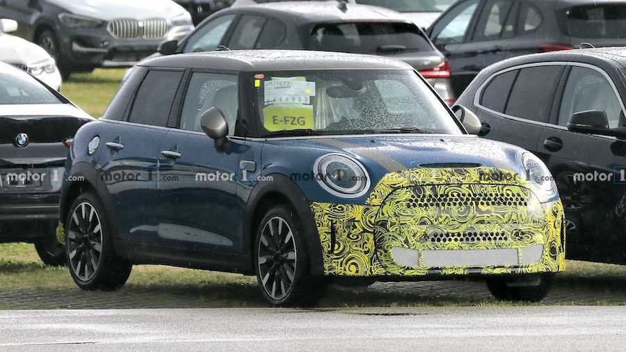 Mini Cooper SE Five-Door Facelift Spied For The First Time