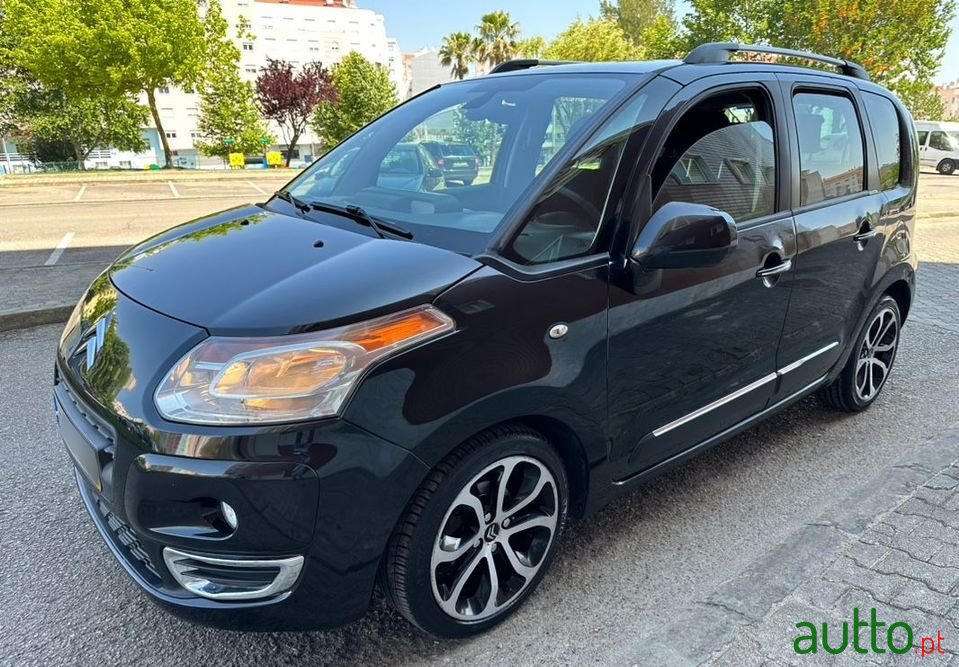 2010' Citroen C3 Picasso photo #1