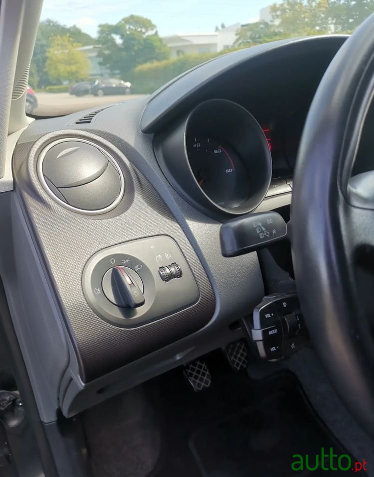 2011' SEAT Ibiza photo #5