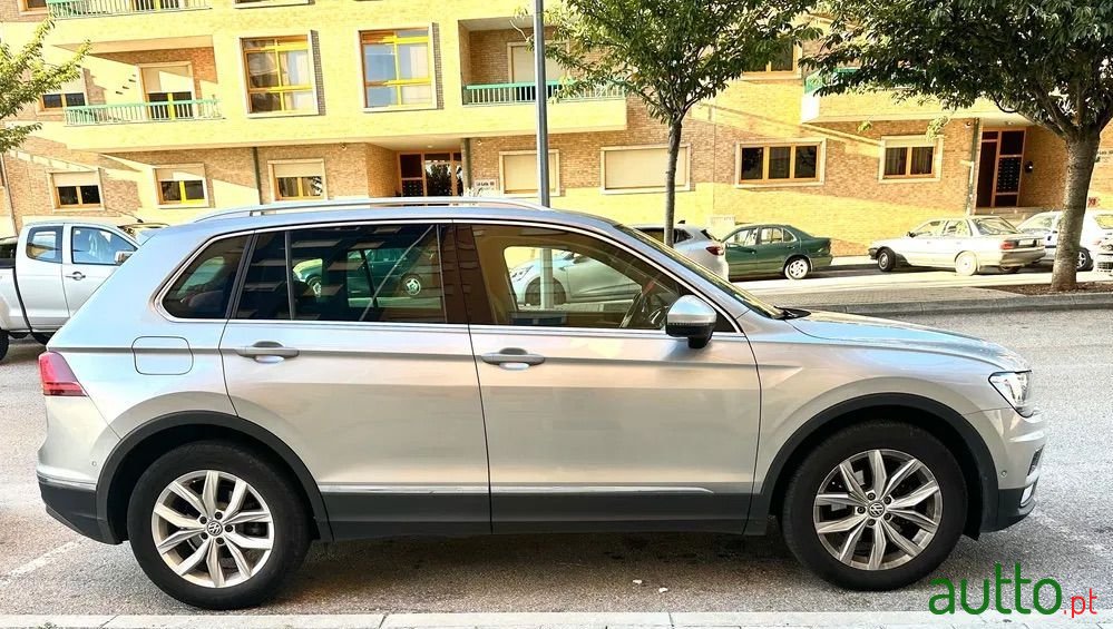 2017' Volkswagen Tiguan photo #5