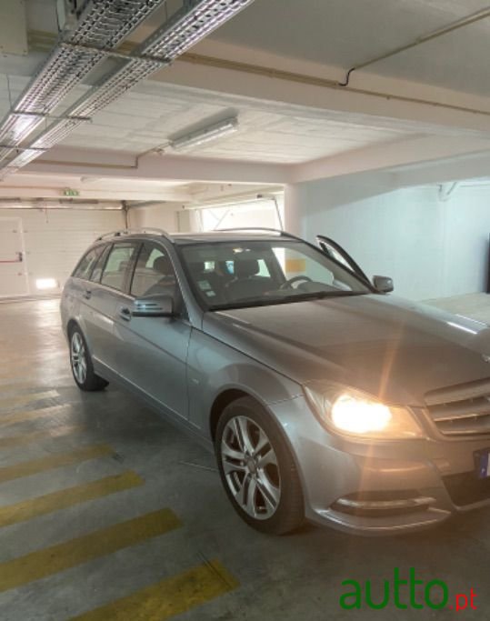 2011' Mercedes-Benz C-250 photo #1