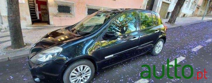 2012' Renault Clio photo #1