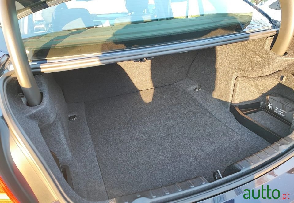 2014' BMW 318 photo #6