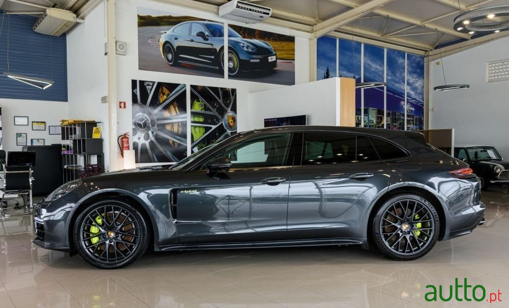 2020' Porsche Panamera photo #2