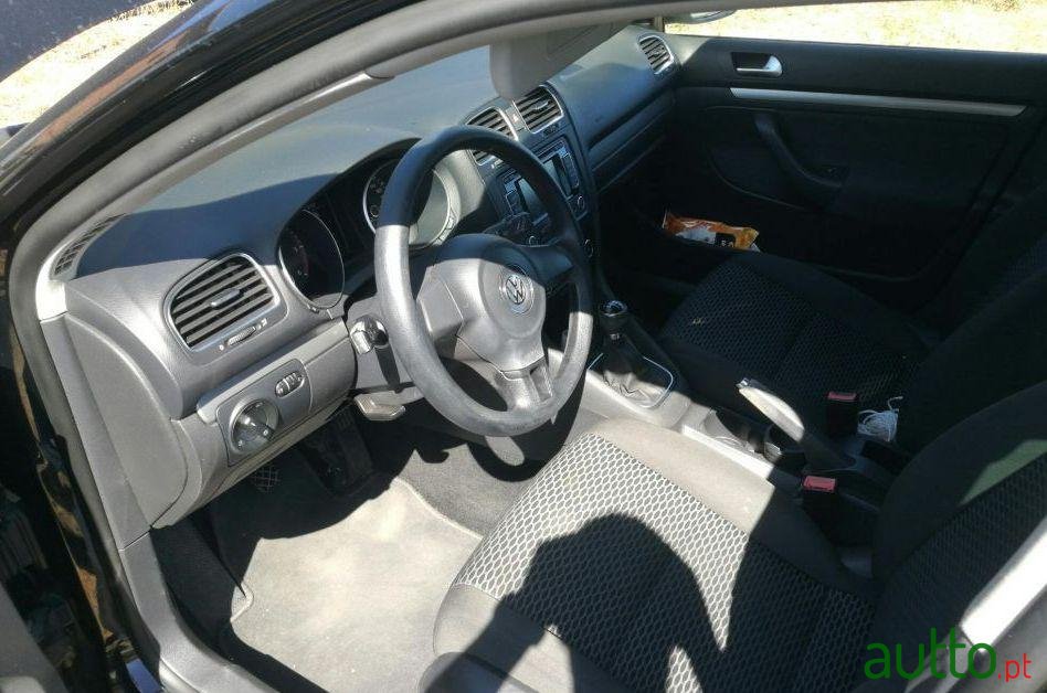 2011' Volkswagen Golf photo #2