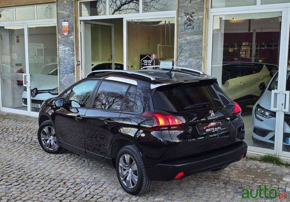 2017' Peugeot 2008 1.2 Puretech Style photo #2