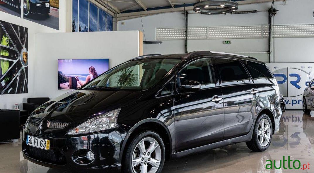 2008' Mitsubishi Grandis photo #2