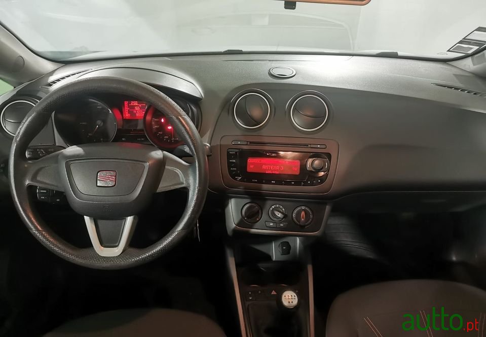 2010' SEAT Ibiza photo #3