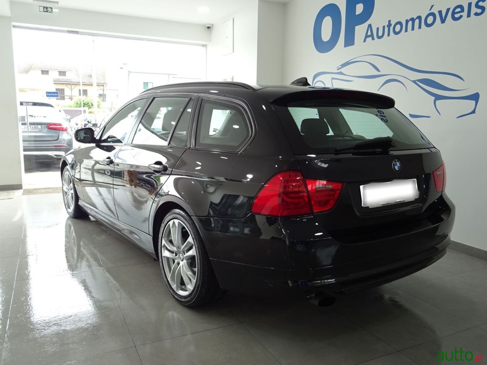 2011' BMW 318 photo #4