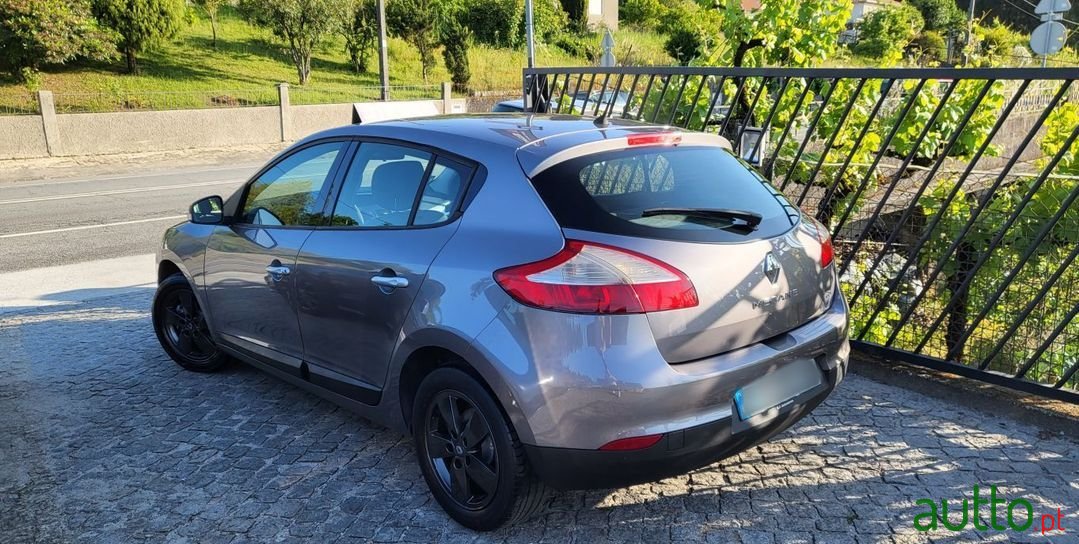 2010' Renault Megane Ver-1-5-Dci-Dynamique photo #3