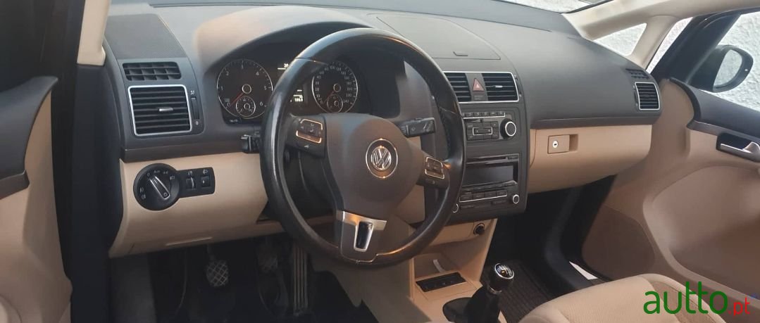 2012' Volkswagen Touran photo #5