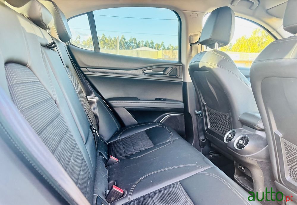 2018' Alfa Romeo Stelvio photo #4