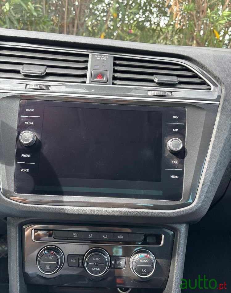 2020' Volkswagen Tiguan photo #2