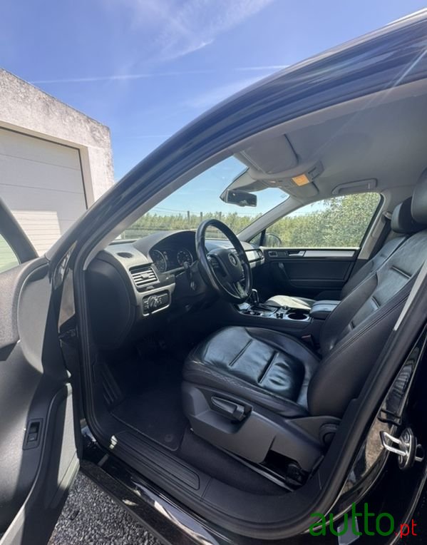 2012' Volkswagen Touareg photo #3